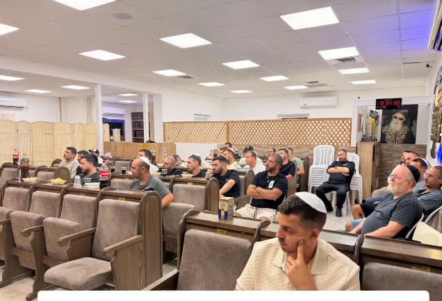 רגע מבית המדרש בשערי החיים