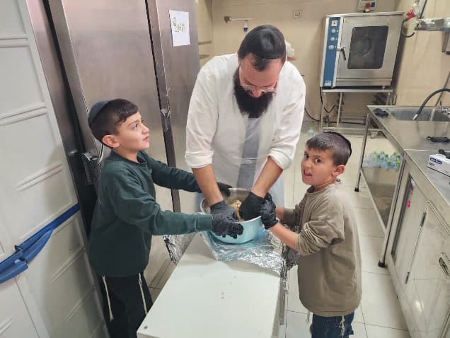 רגע מבית המדרש בשערי החיים