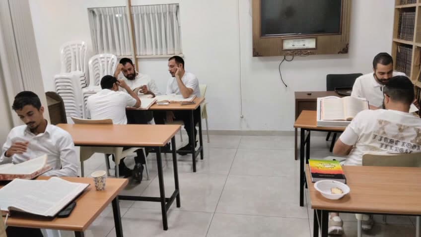 רגע מבית המדרש בשערי החיים