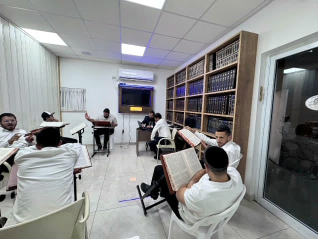 רגע מבית המדרש בשערי החיים
