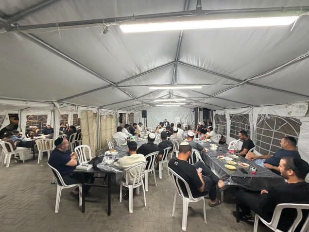 רגע מבית המדרש בשערי החיים