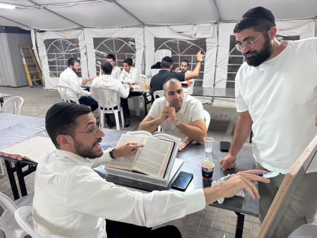 רגע מבית המדרש בשערי החיים